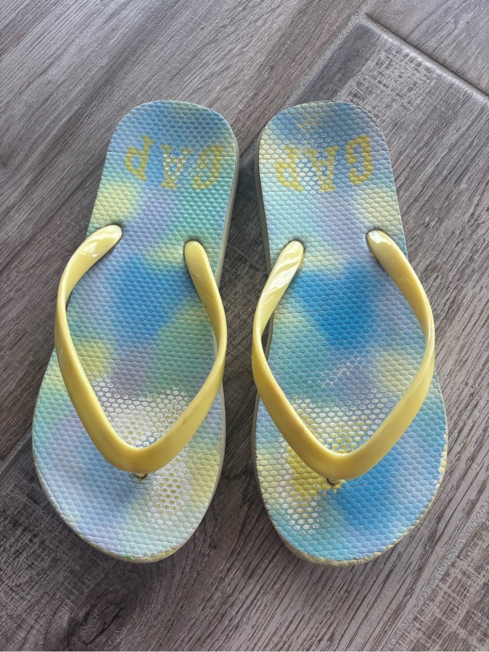 GAP Tie-Dye Flip Flops with Yellow Straps size 3 kids